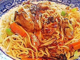 ビールが進む、牡蠣の燻製の塩焼きそば