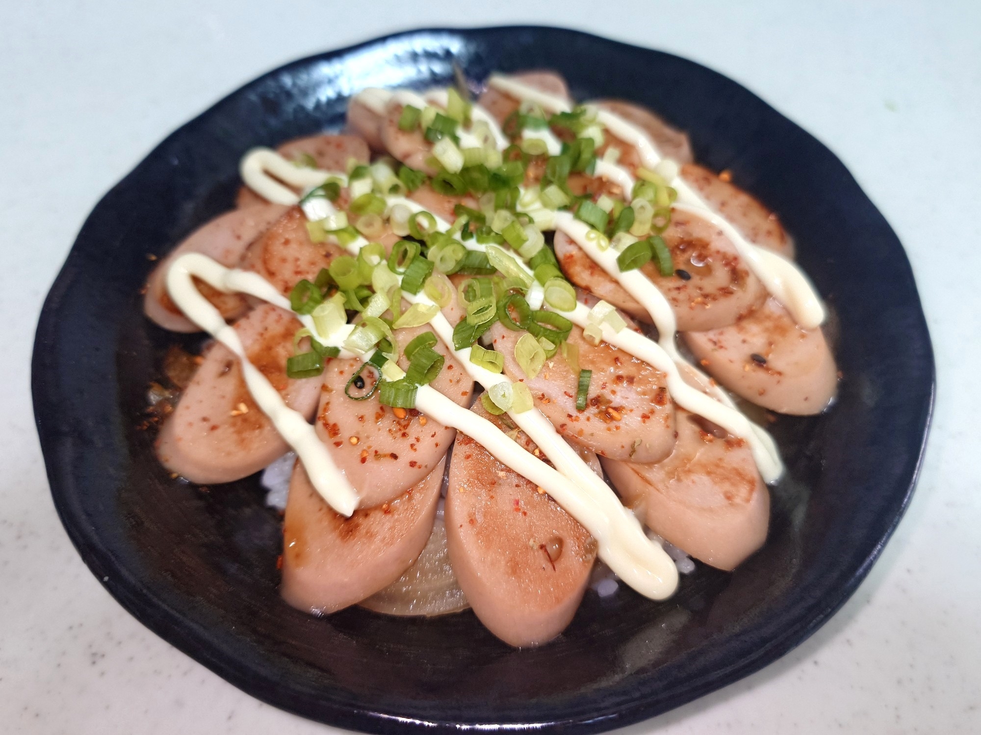 【めんつゆで簡単】玉ねぎと魚肉ソーセージ丼