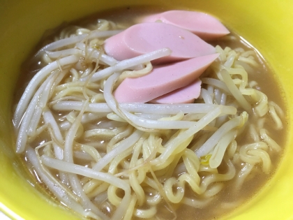 魚肉ソーセージともやしの味噌ラーメン