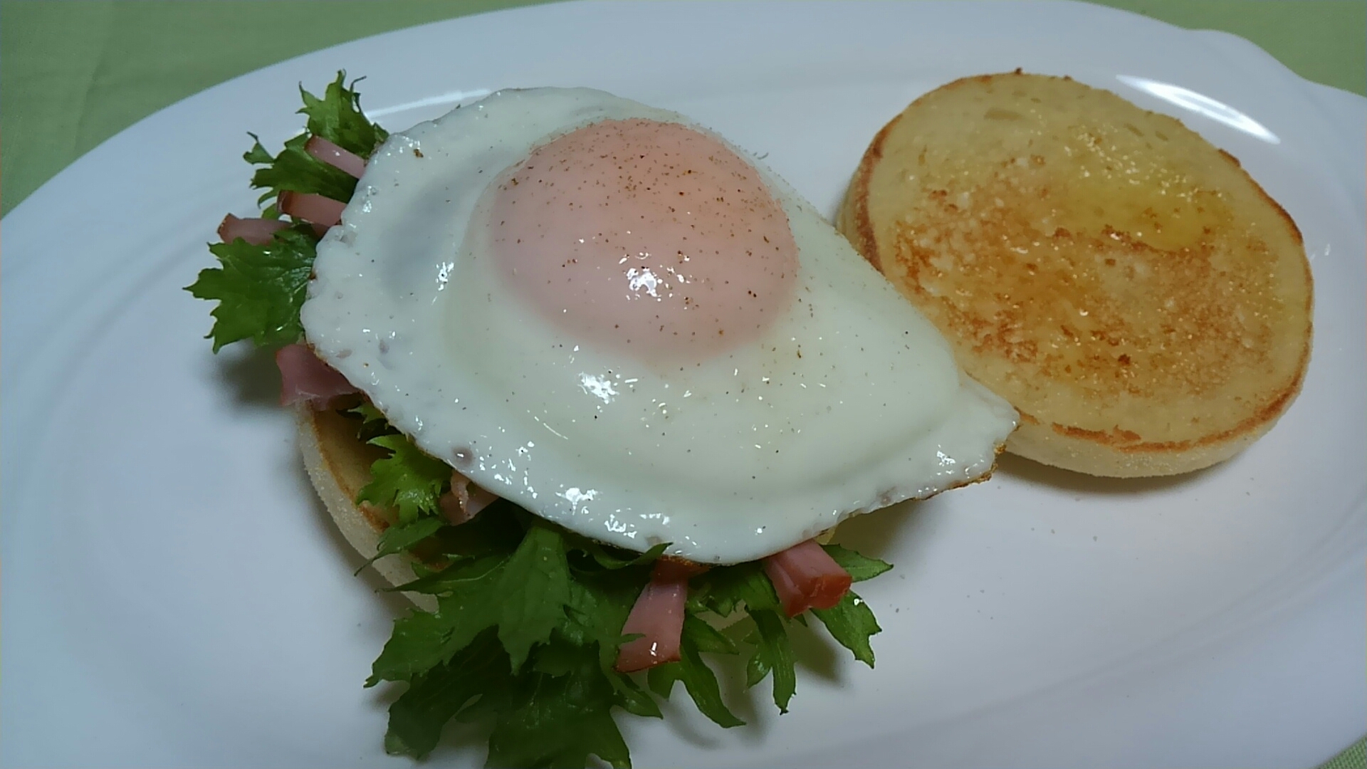 目玉焼きとハムとわさび菜のイングリッシュマフィン☆