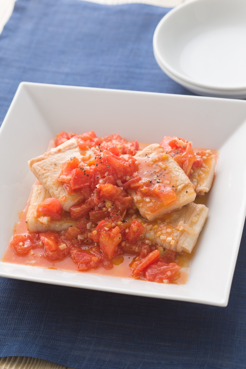 豚肉ロールのトマトニンニクソース