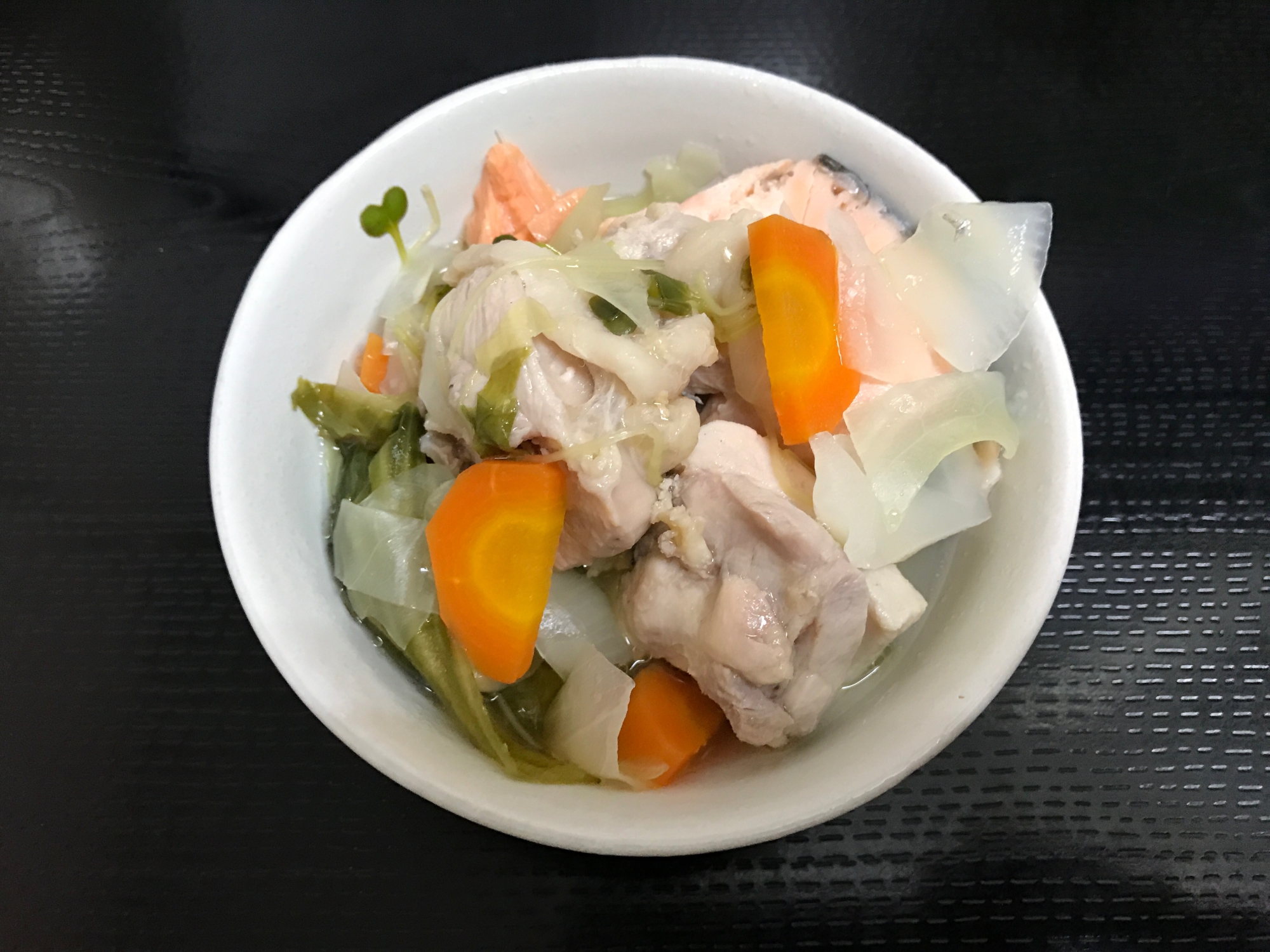男の簡単料理。鮭と鶏肉の中華鍋