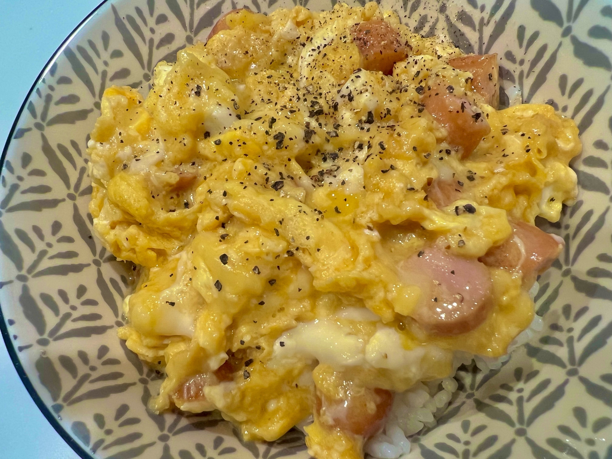 簡単ソーセージのたまご丼