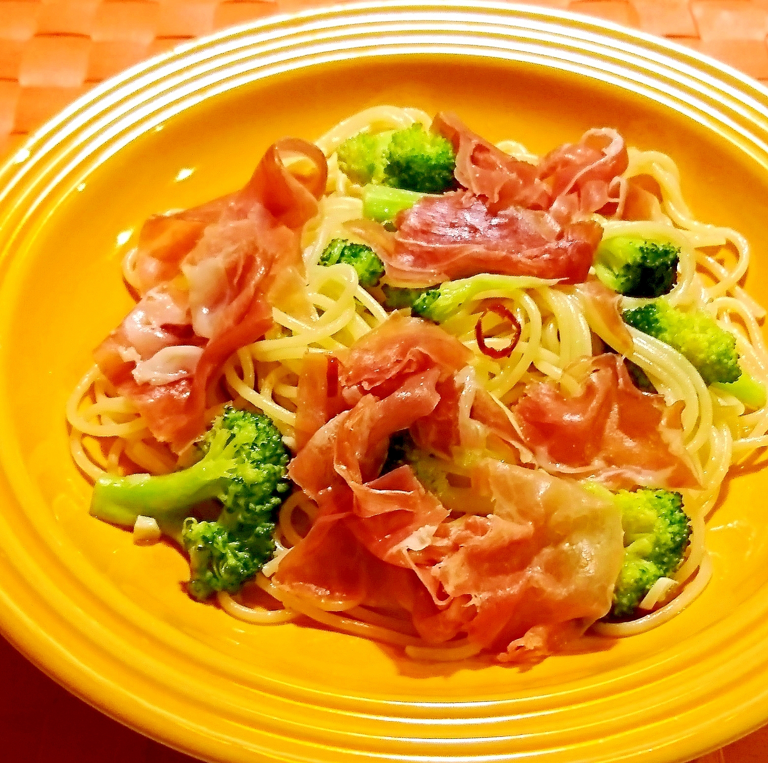 生ハムとブロッコリーのパスタ