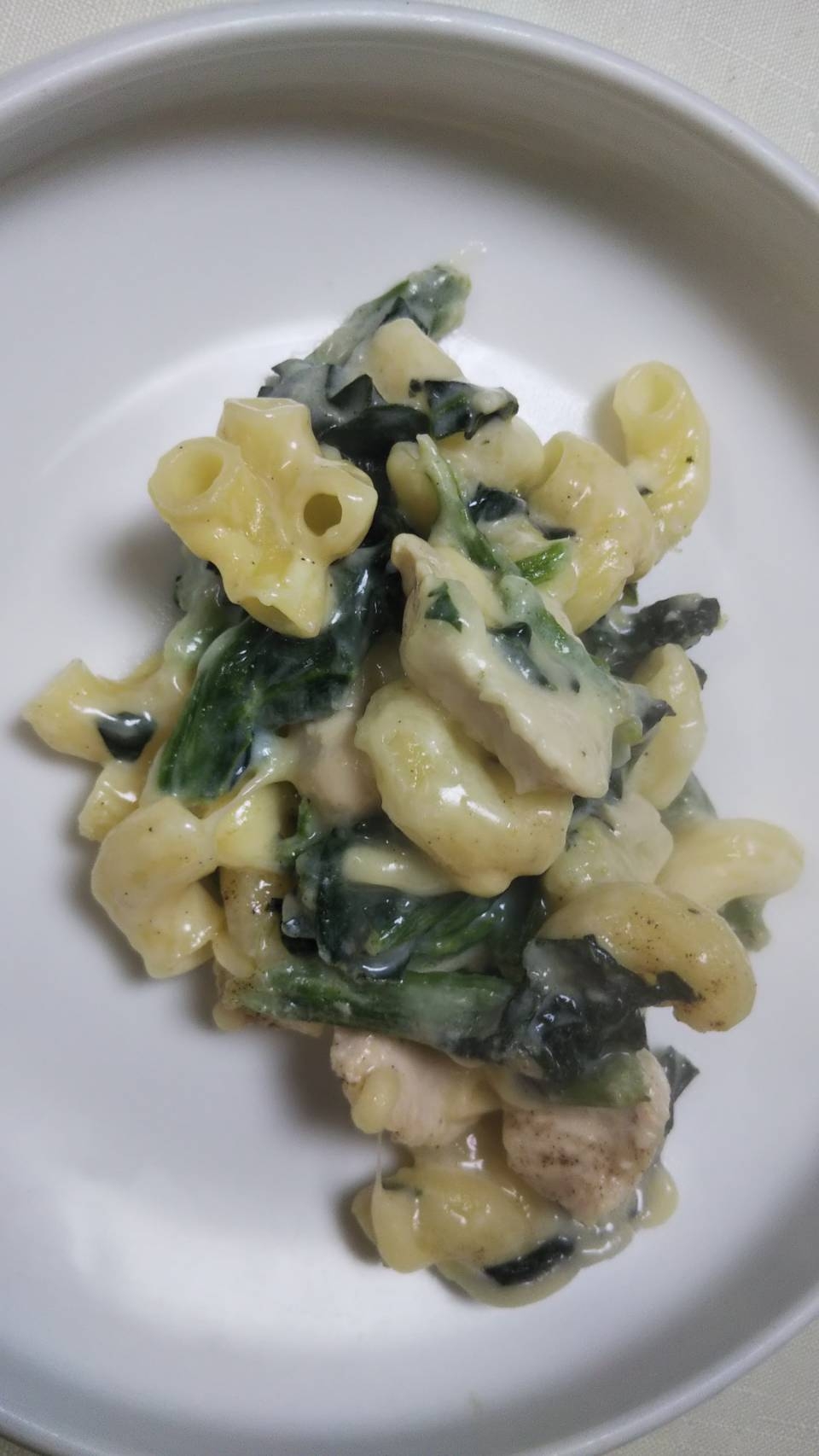 ほうれん草と鶏むね肉のマカロニチーズ