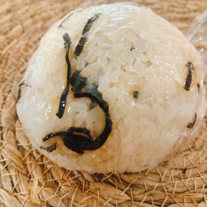 おにぎりアレンジ 塩昆布&白ごま