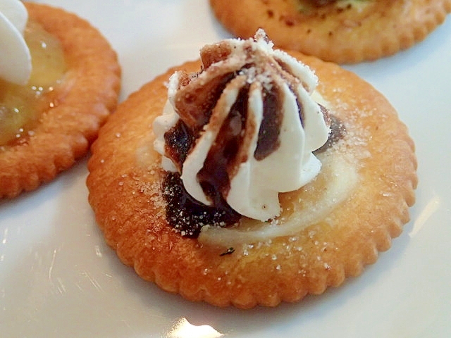 クリチとホイップとチョコレートシロップの焼きリッツ