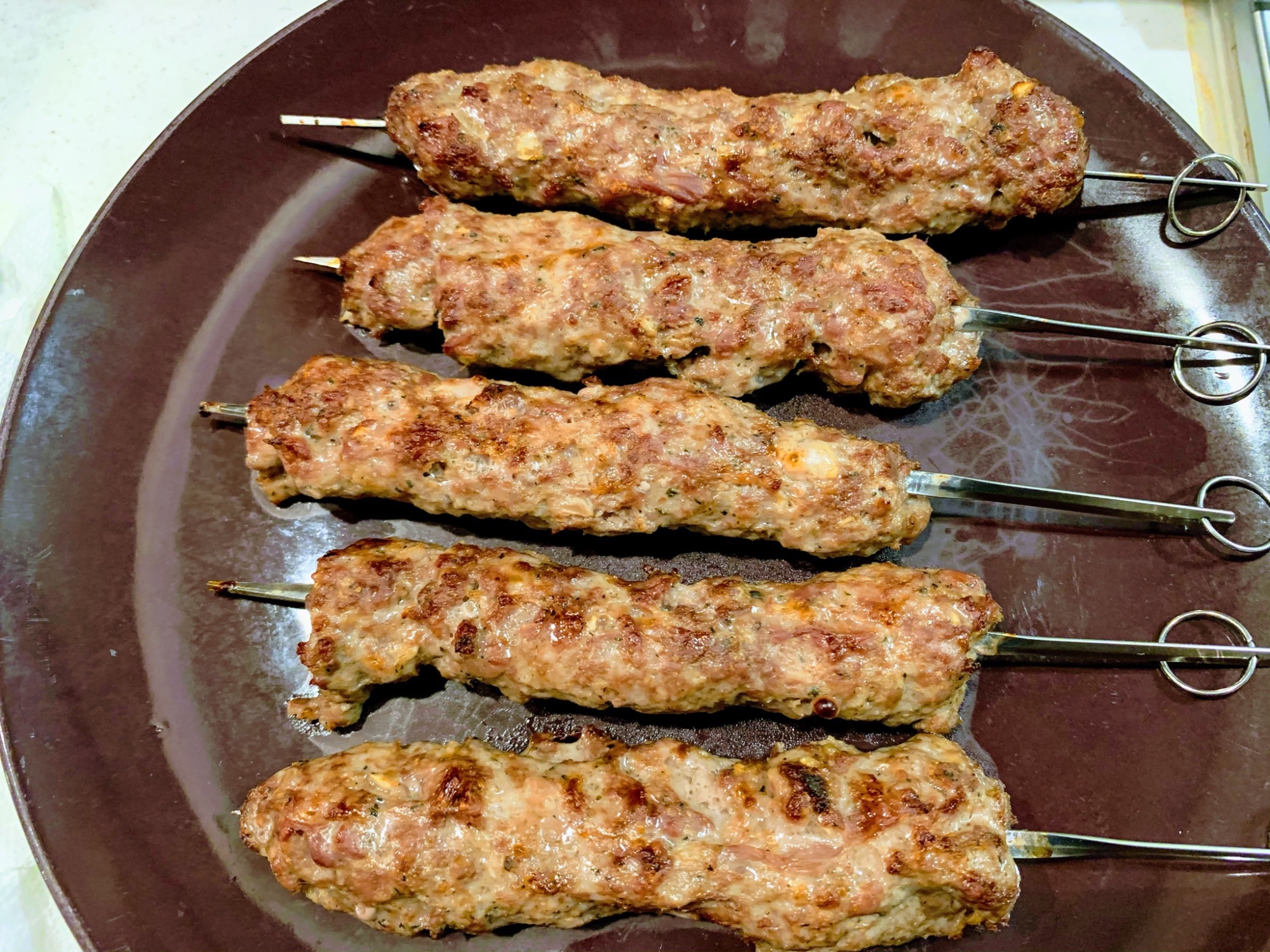 トルコ南部のスパイシー肉料理 アダナケバブ