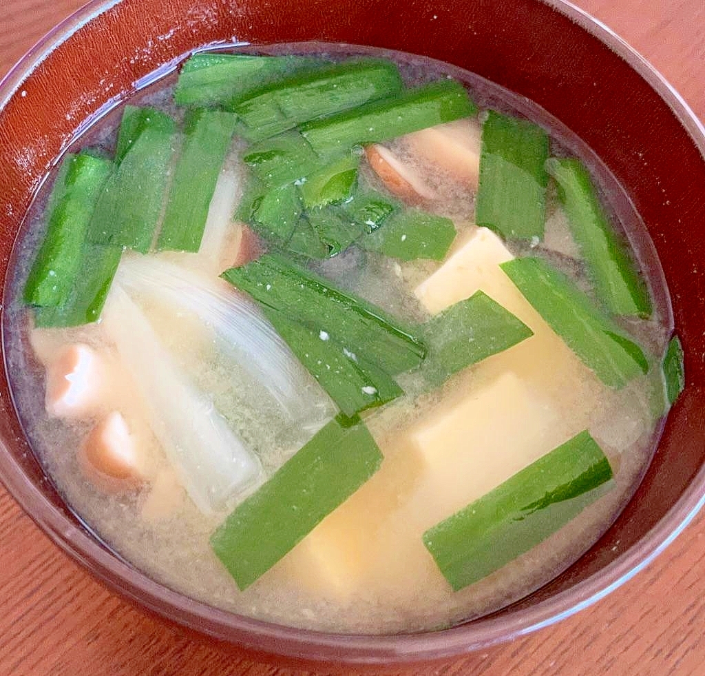 ニラたっぷり！しいたけと豆腐のお味噌汁