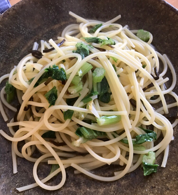 セロリの葉と塩昆布のパスタ