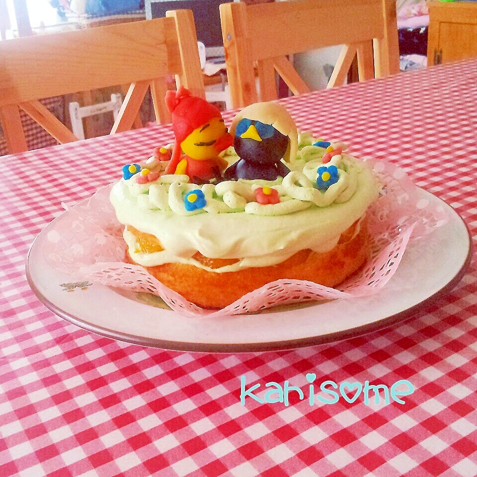 白い皿に盛り付けたひよこのマジパン