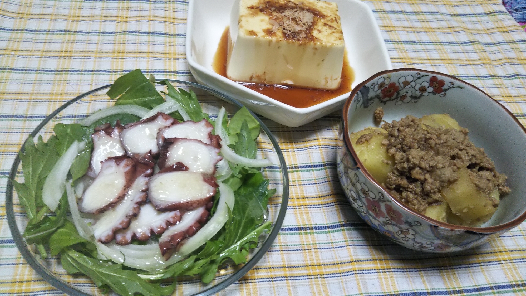 タコのカルパッチョとじゃが芋のそぼろ煮と冷奴☆