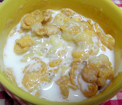 バナナときな粉を混ぜたシリアルで朝ごはん