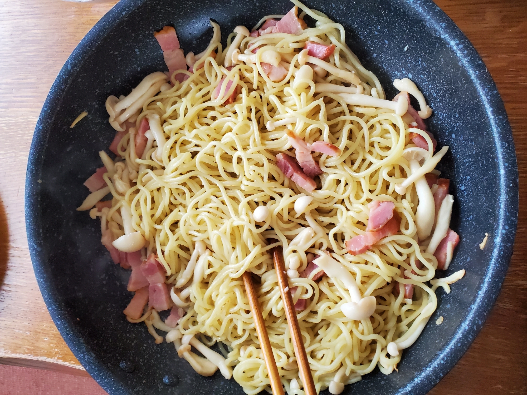 ブナピーとベーコンの焼きそば