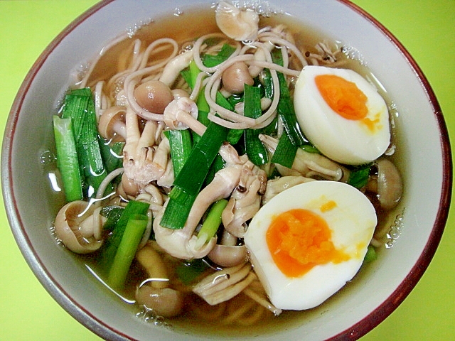 しめじとニラゆで卵のあったか蕎麦