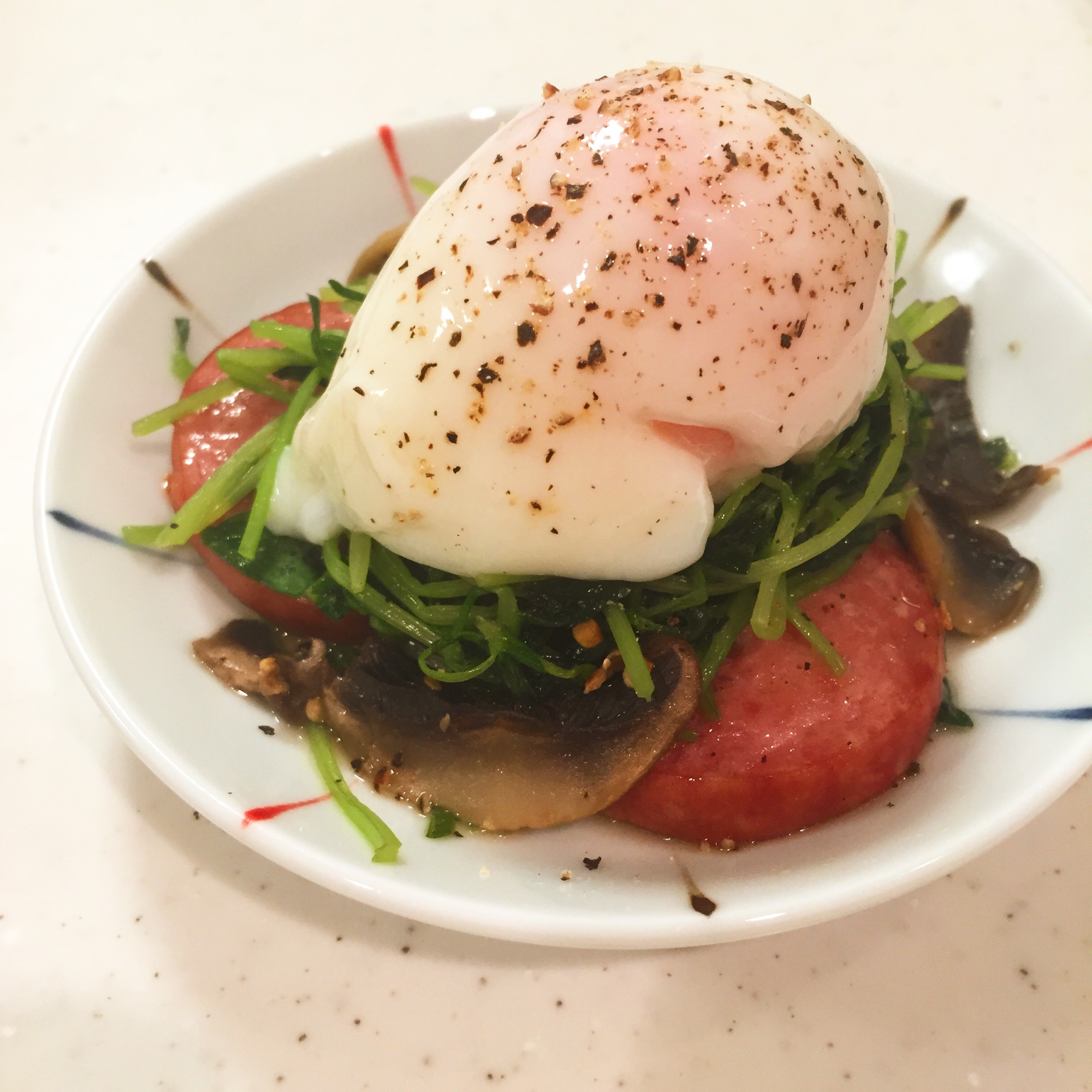 ピリ辛味付け＊豆苗とボロニアソーセージの温玉のせ