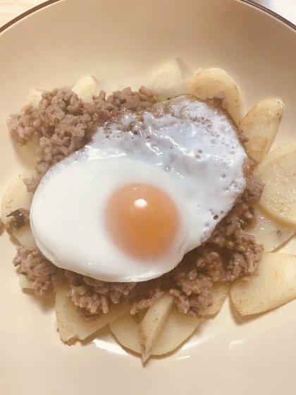 かさましの為に下に焼いたじゃがいもをひきました♪肉味噌、とっても美味しいですね♪ありがとうございました！