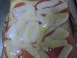 トマト　玉子　チーズ　をのせて焼いてみました　おいしかったですよ　こちらも　人気レシピですね