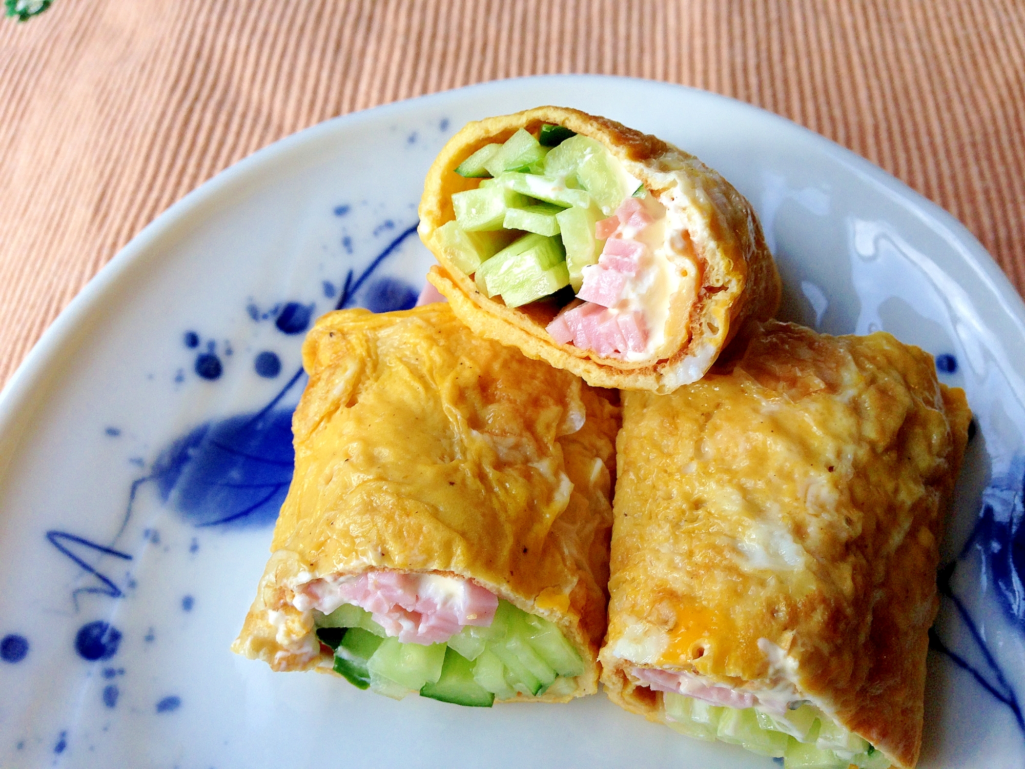 お弁当に、卵焼きでくるっともう一品。