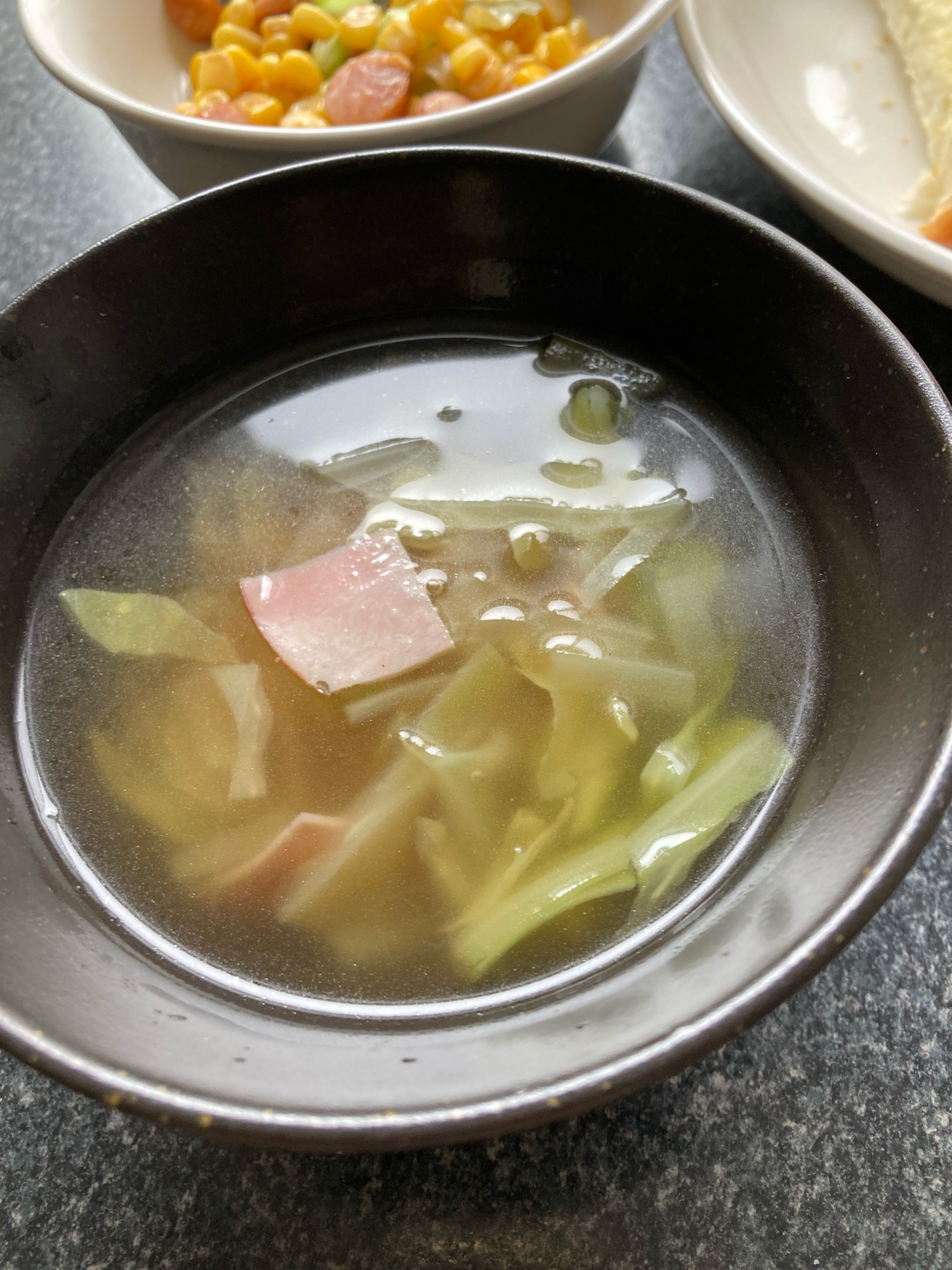 キャベツ、玉ねぎ、ハムのスープ