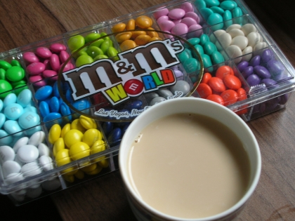 カラフル～なM&M'S®のチョコレートをきのう旦那がもらったので、寝虎姫にも見せてあげようと思って～♪えっ？もちろん食べてないわよ！まだ！そう、まだね・・・。