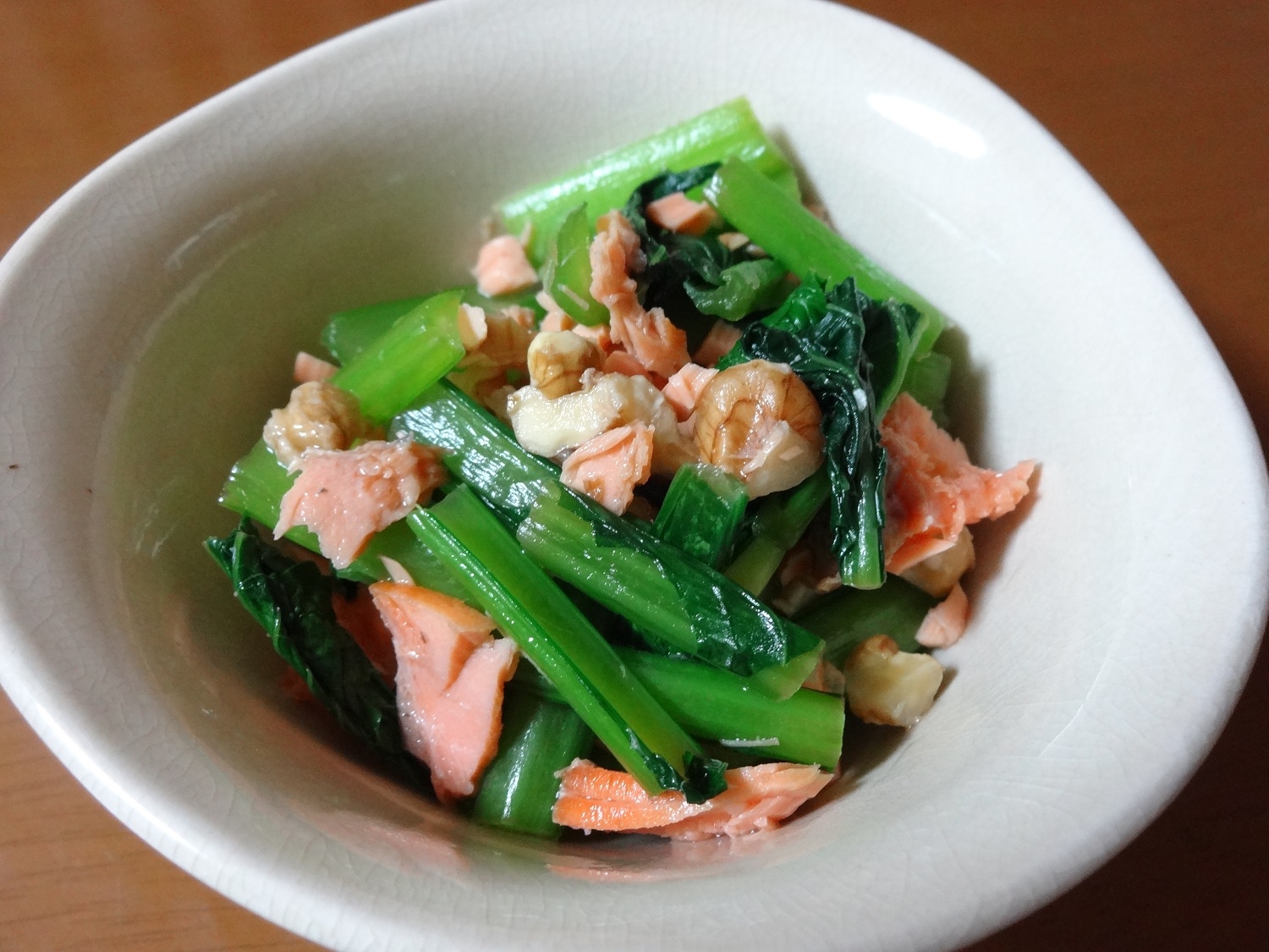 残った焼き鮭を使って簡単に！鮭と小松菜の和え物
