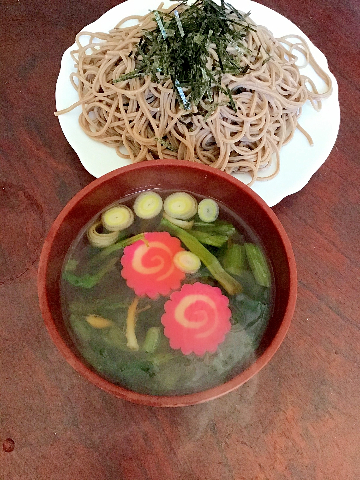 小松菜と紅白鳴門の漬け汁de盛り蕎麦。