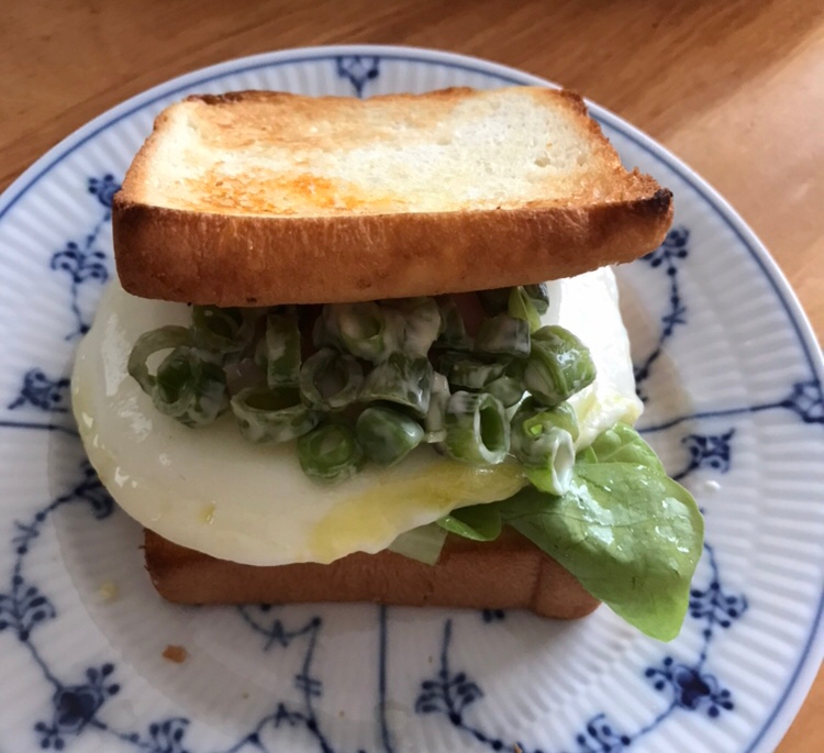 スナップえんどうのマヨ和えと目玉焼きのサンド