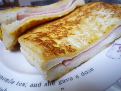 甘くないフレンチトースト風サンド(*´ω｀)斬新で美味しかったです。チーズが落ちても平気、とはいっても「‼?( ﾟДﾟ)」と無言のうちに中に押し込みました(笑)