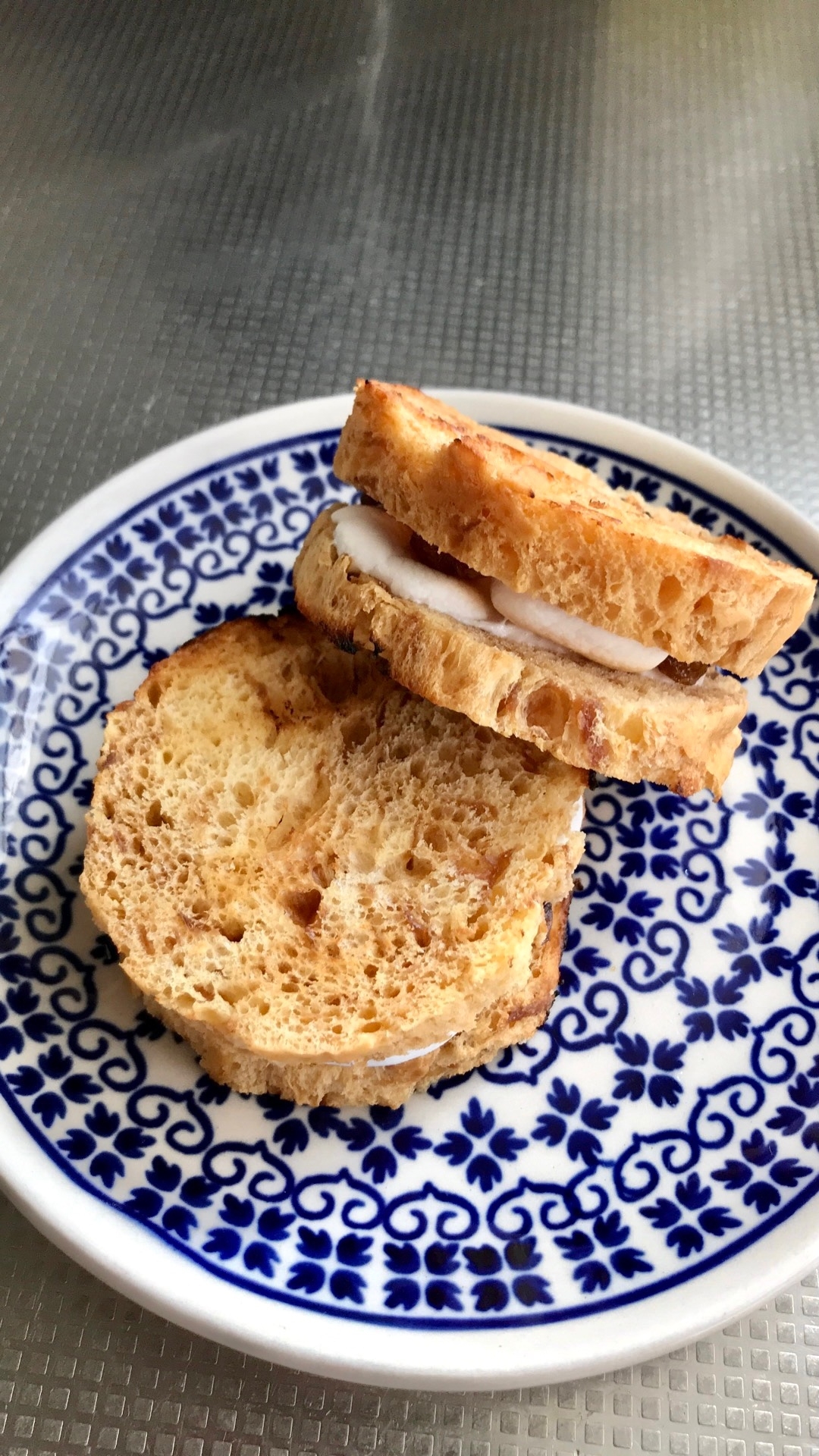 パンの缶詰でマシュマロレーズンサンドイッチ