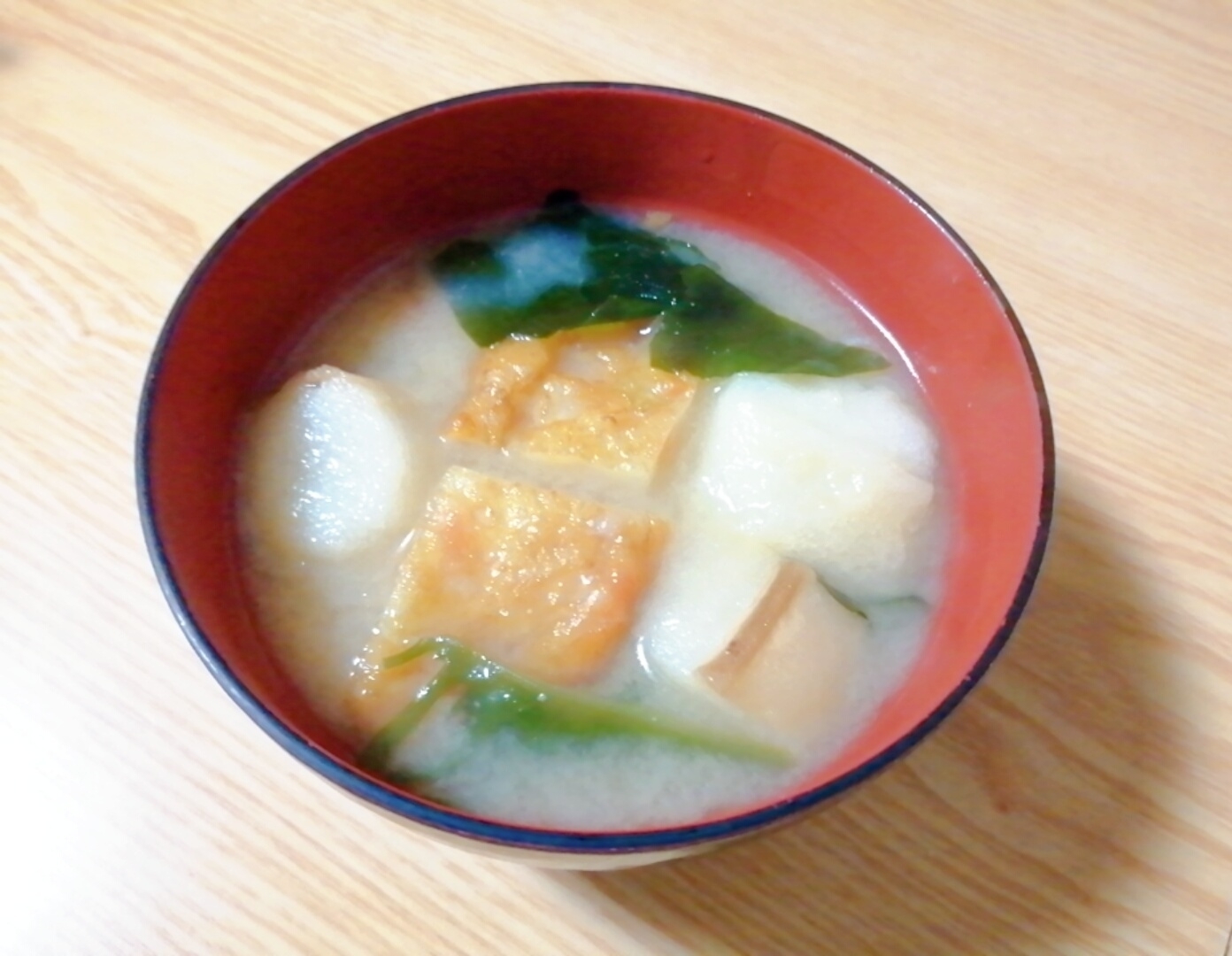 さつま揚げと麩とわかめの味噌汁