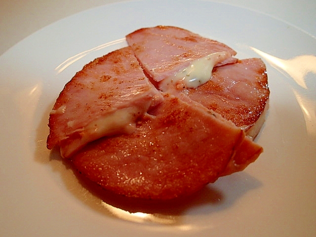 チーズとクリーミィ鮭フレークのハムサンド