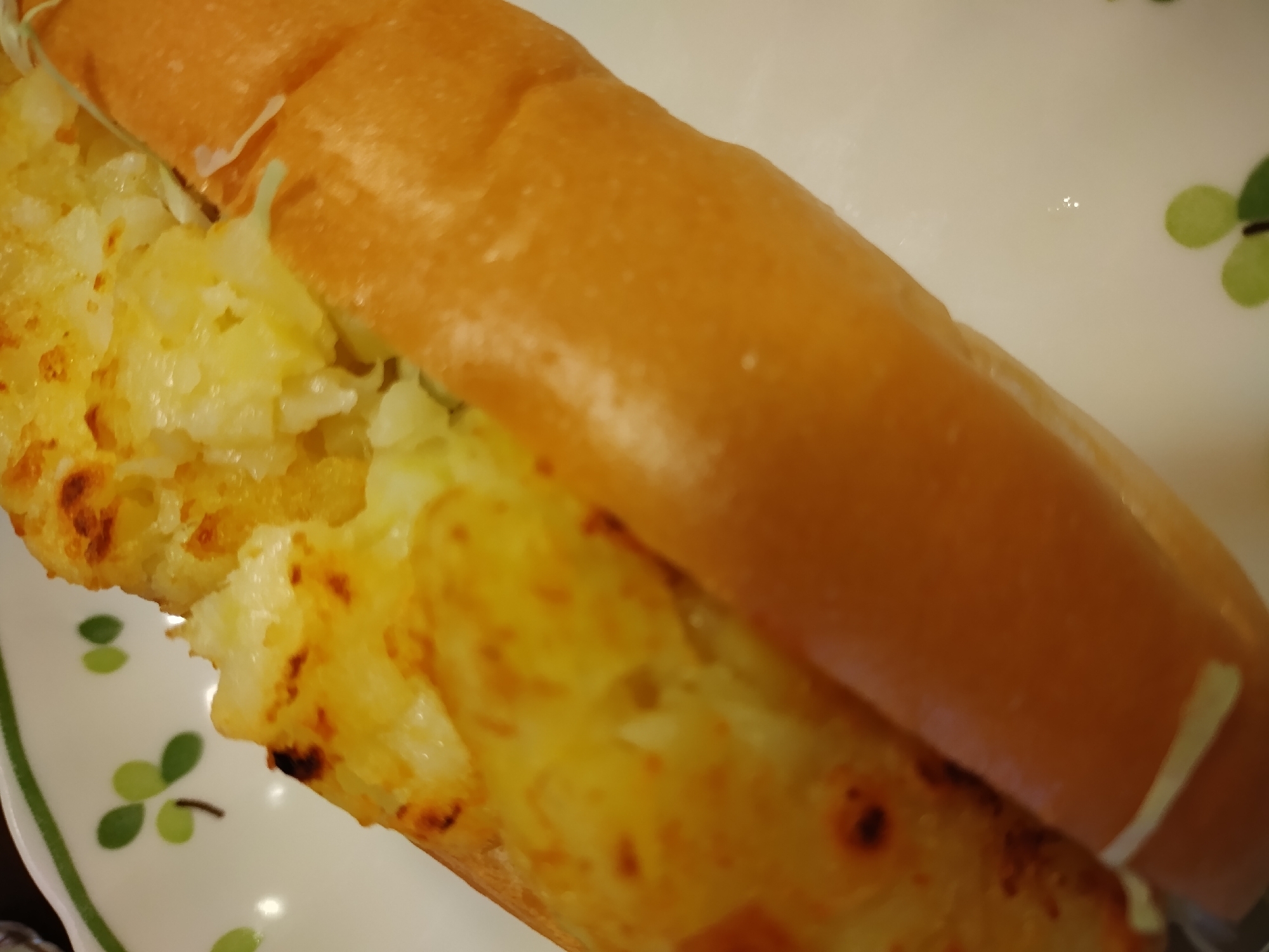ハッシュドポテトとレタスのホットドッグロールパン