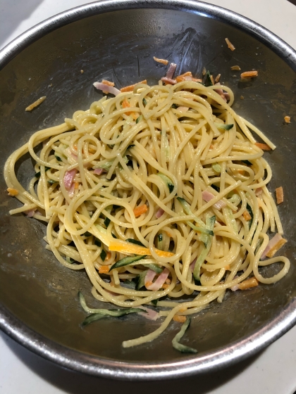 残っていたパスタがおいしいサラダになりました！
また作ります！