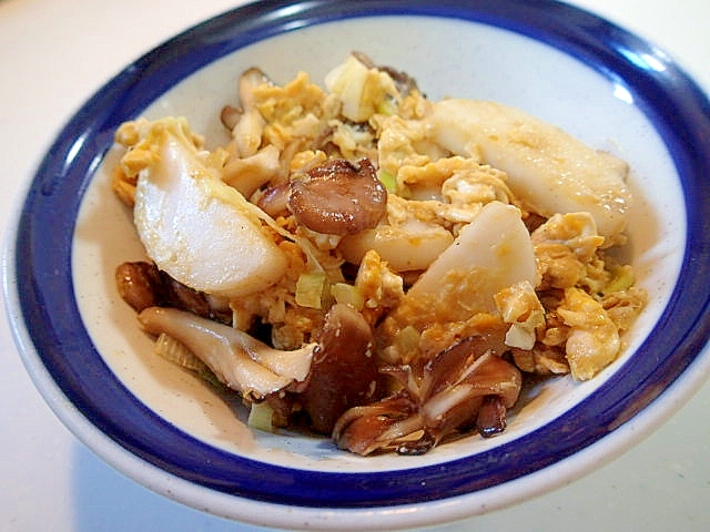 板かまぼこと舞茸と葱の卵炒め