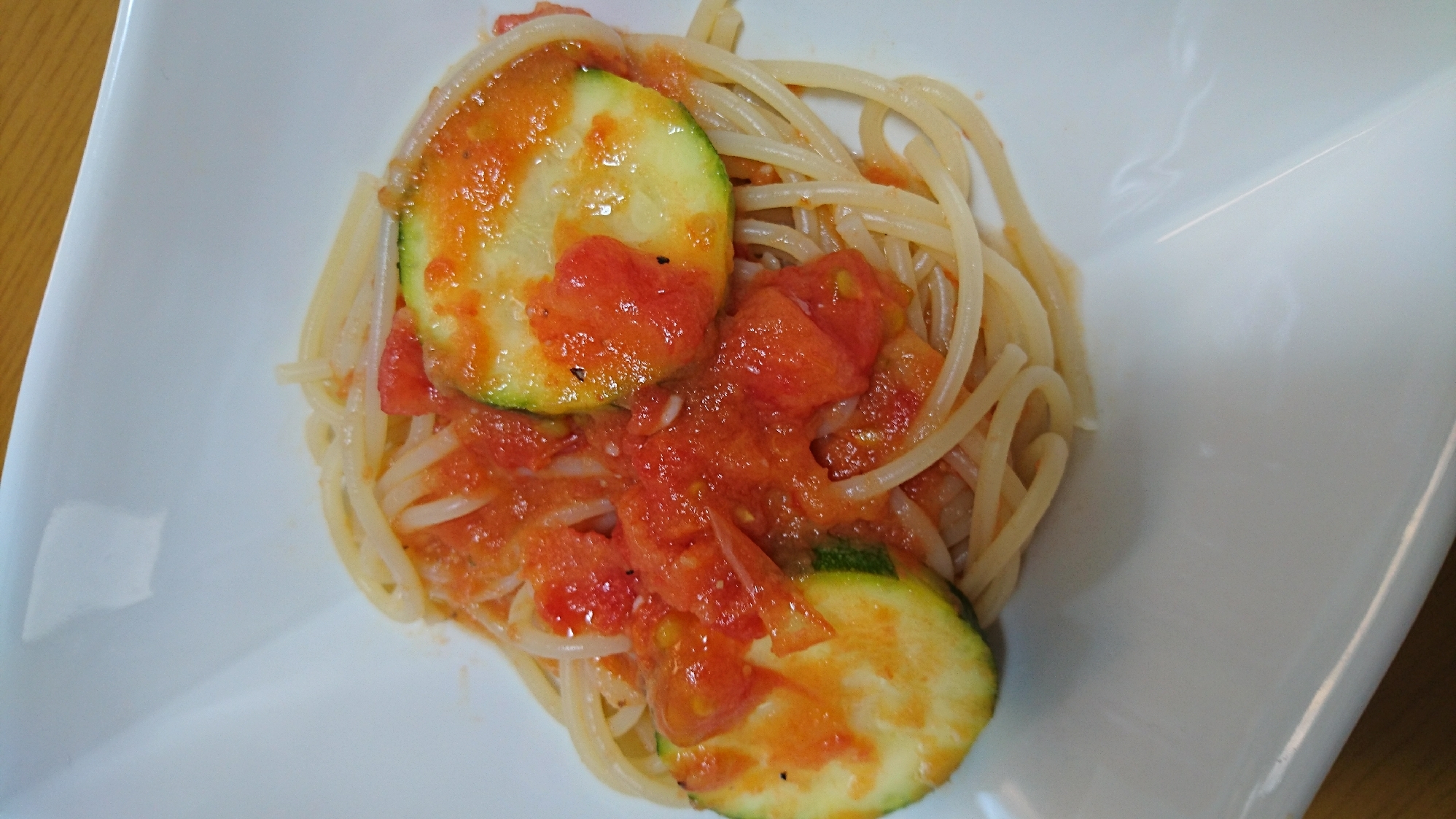 冷凍トマトで甘～い！ズッキーニのトマトパスタ