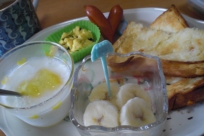 おはようございま～す。
今日も朝食と一緒に・・・・・・
朝からフローズンバナナ良いですね。
ごちそうさまでした。
(*^_^*)