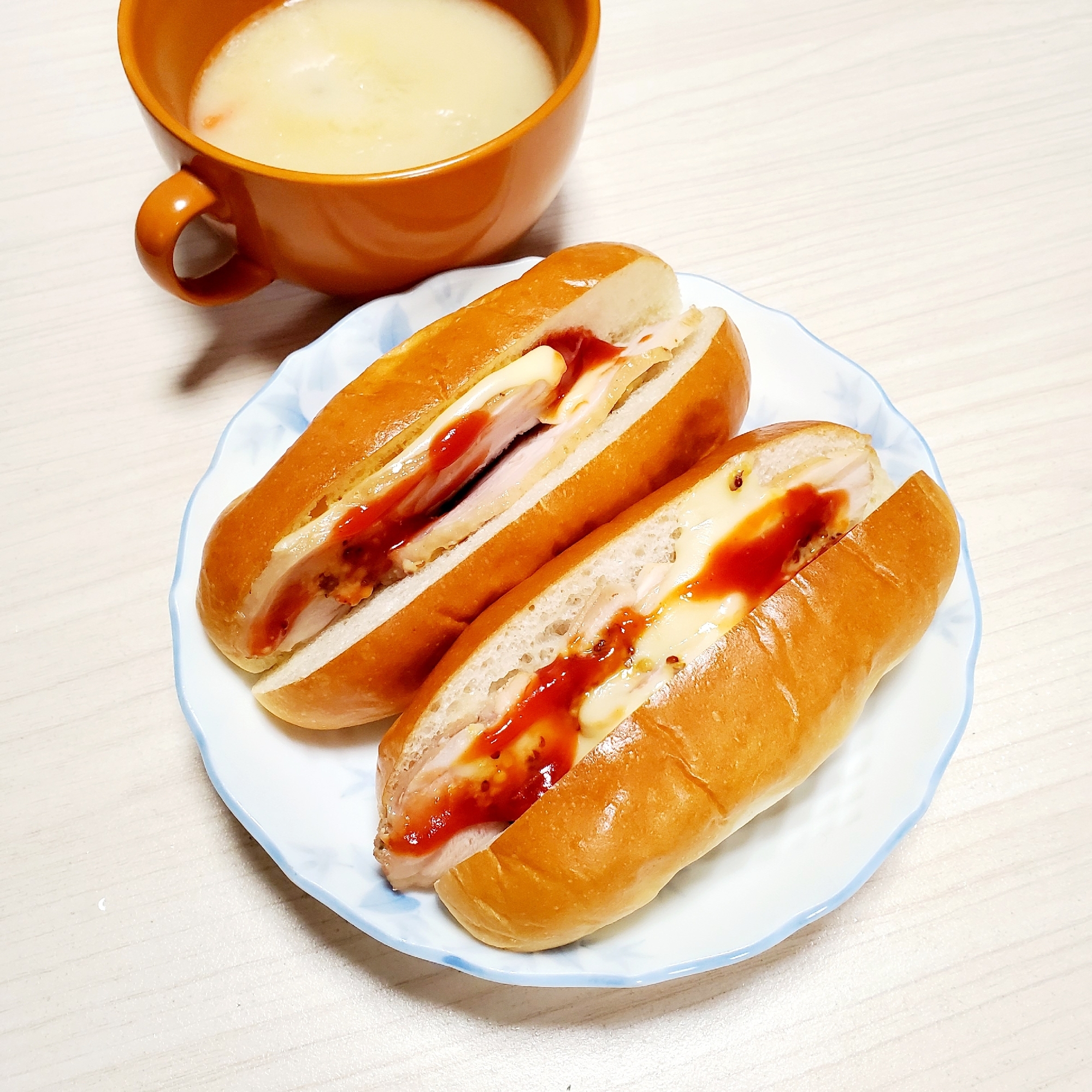 朝食に(*^^*)チキンソテーでホットドック風
