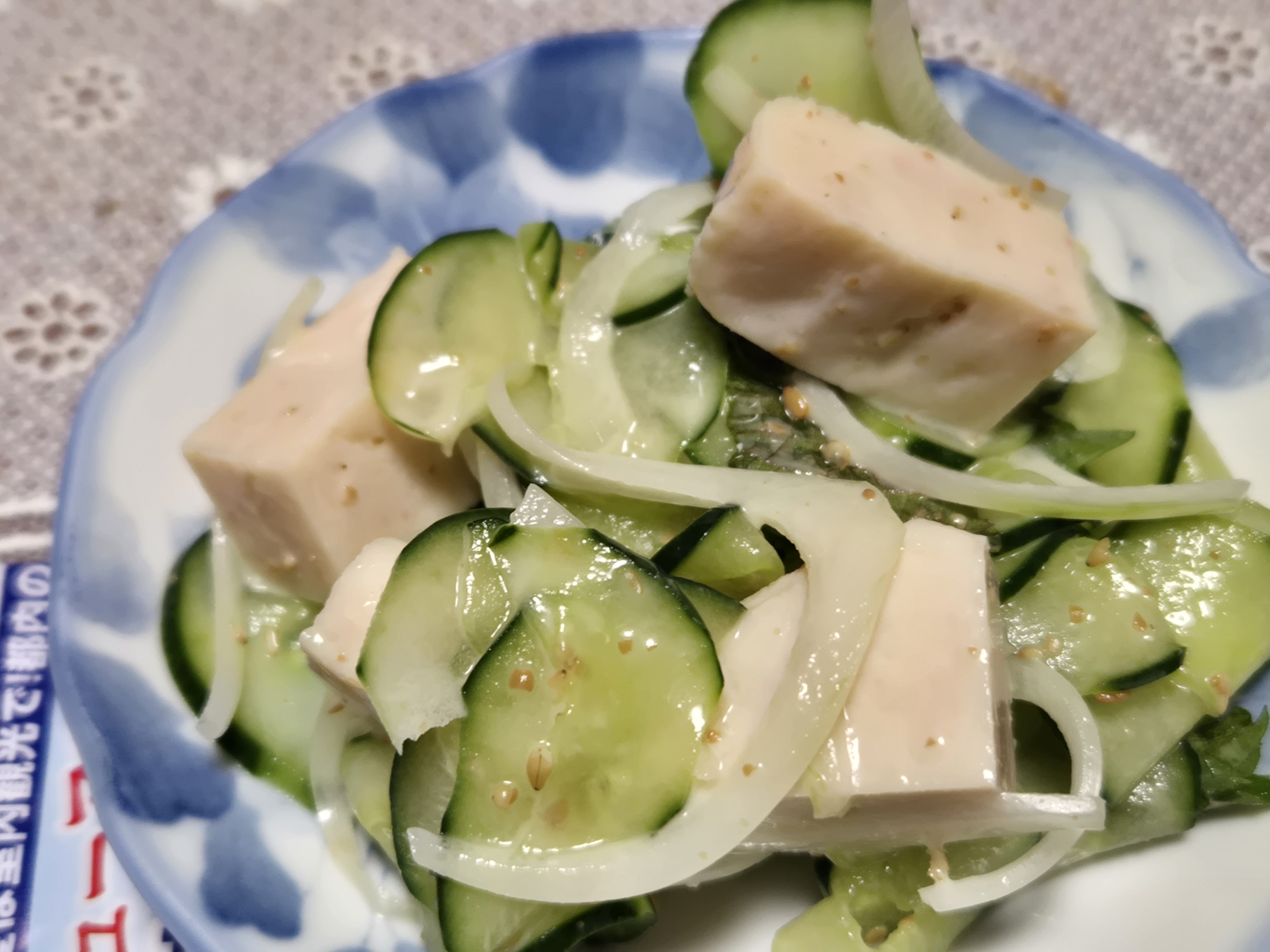きゅうりと新玉ねぎとサラダチキンのサラダ