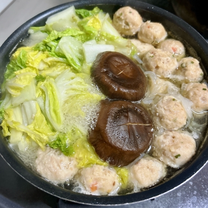 鶏肉2枚のところを1枚にし、代わりに鶏団子を入れて作りました。身体の中からぽっかぽか暖かくなりました(^^) 簡単でしたし、これはまた作りたいと思います！