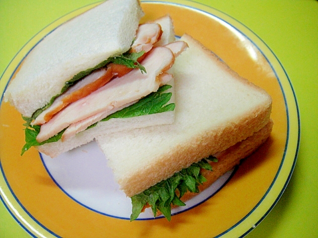 スモークチキンと大葉のサンドイッチ