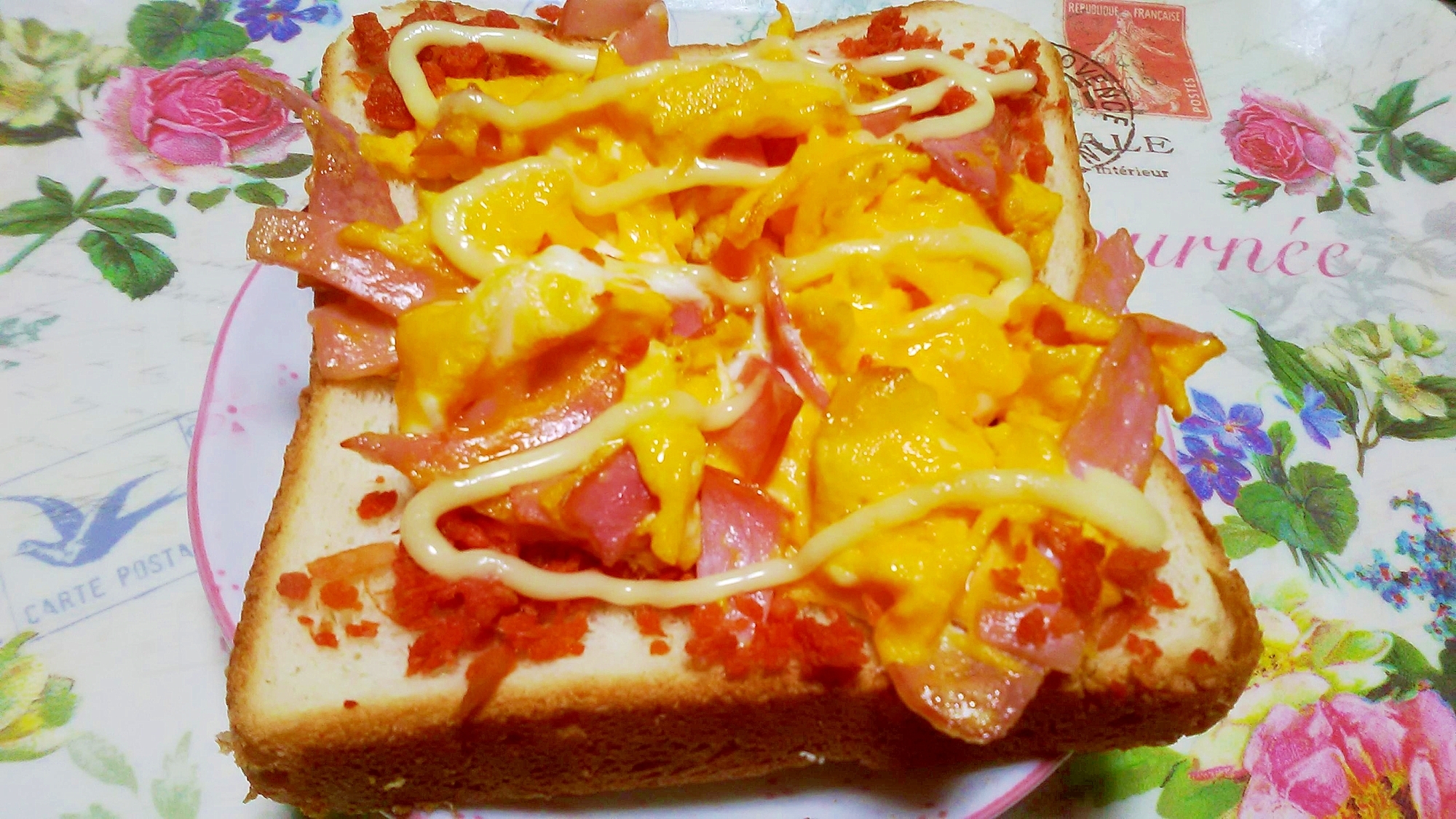 ハム卵乗せ鮭マヨトースト