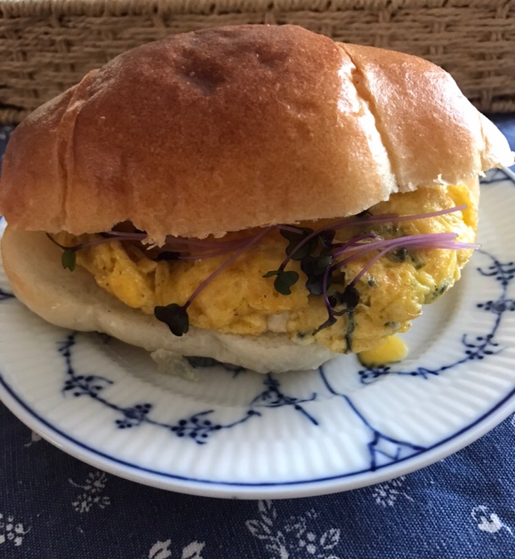 たけのこと刻み海苔の卵焼きとスプラウトのサンド