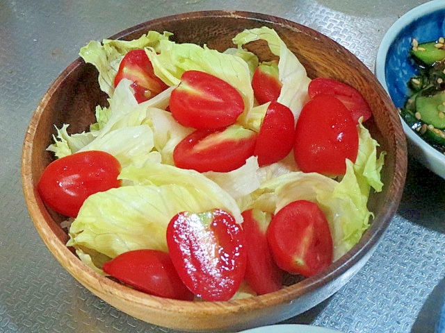 レタスとミニトマトサラダ（りんご酢ドレッシング）