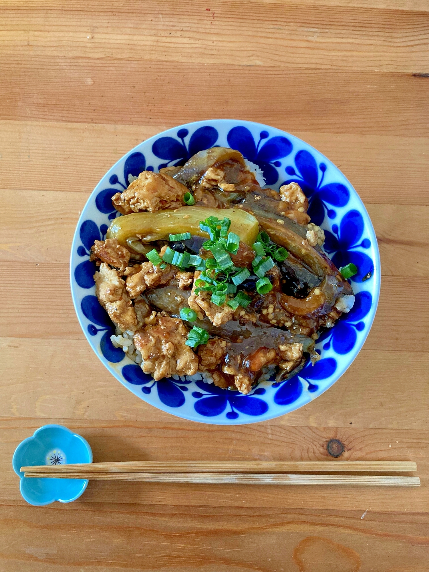 なすと鶏そぼろのピリ辛丼