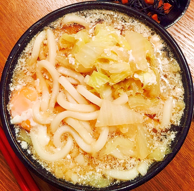 揚げ玉と白菜と卵入りの暖かいうどん