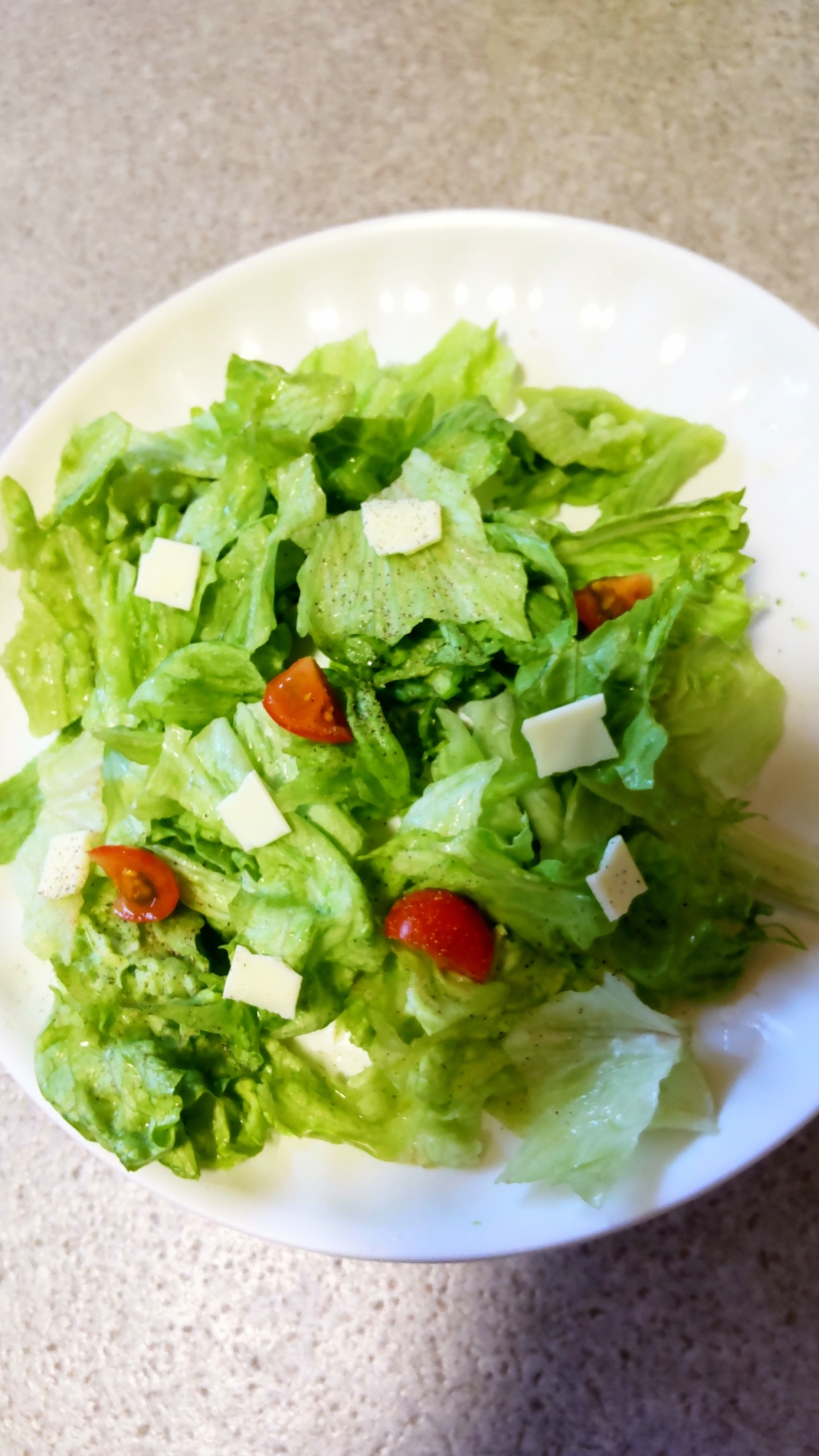 レタストマトチーズのサラダ