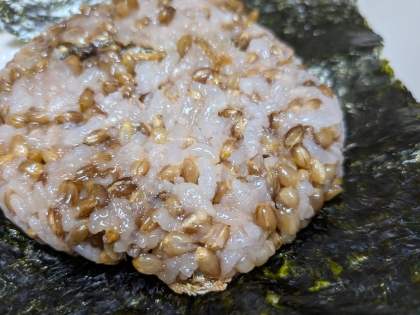 雑穀ごはんおにぎり 梅干大葉白ごま