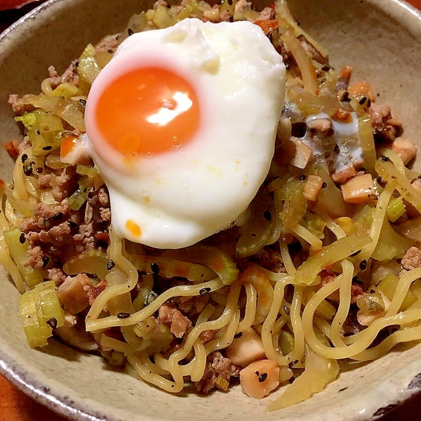 セロリとひき肉のピリ辛和え麺