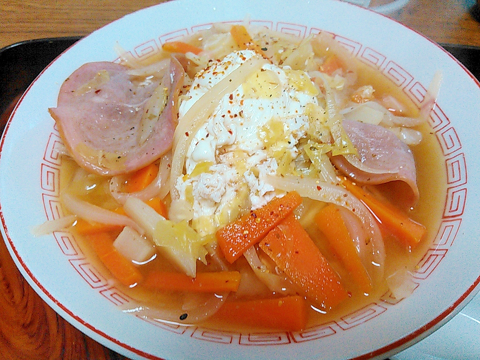 千切り野菜とハム卵ラーメン